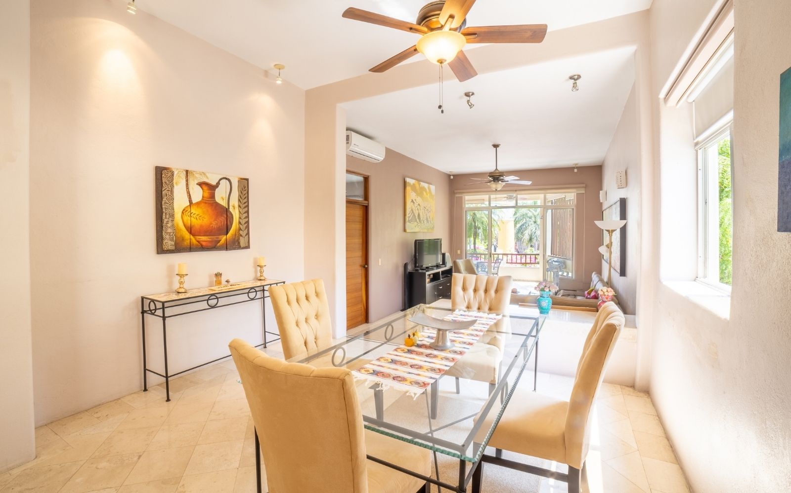 Condo steps from the marina, 3 minutes from the beach, high ceilings, infinity pool, spa, gym, children&amp;#39;s playgrpund and more