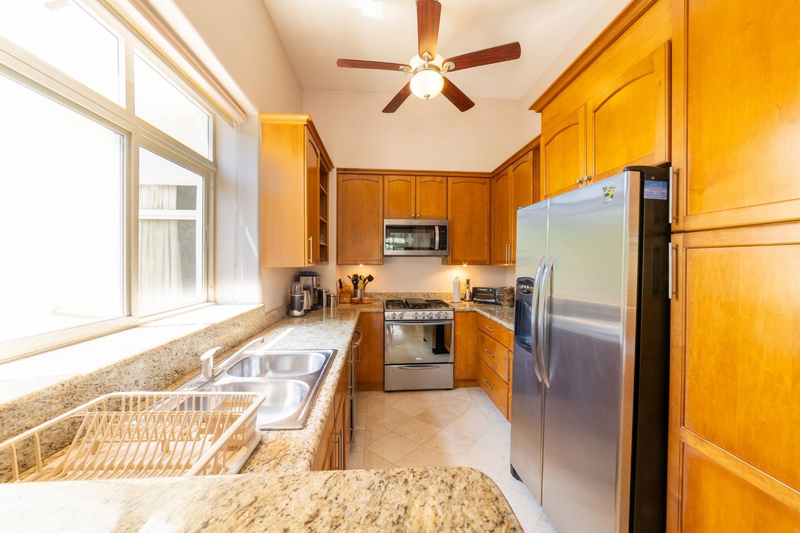 Condo steps from the marina, 3 minutes from the beach, high ceilings, infinity pool, spa, gym, children&amp;#39;s playgrpund and more