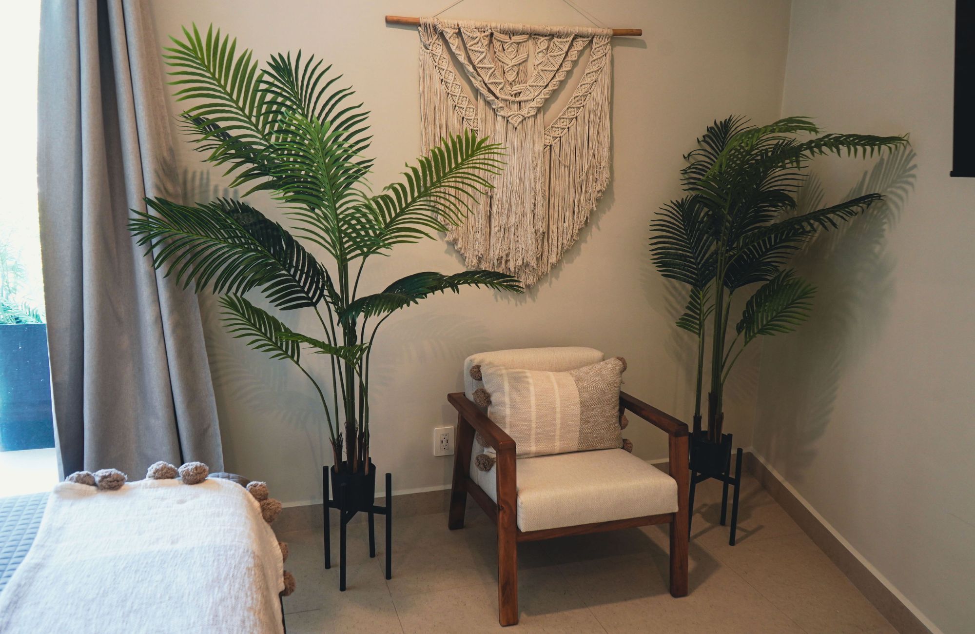 Condo with amenities, room service, commercial area boho chic