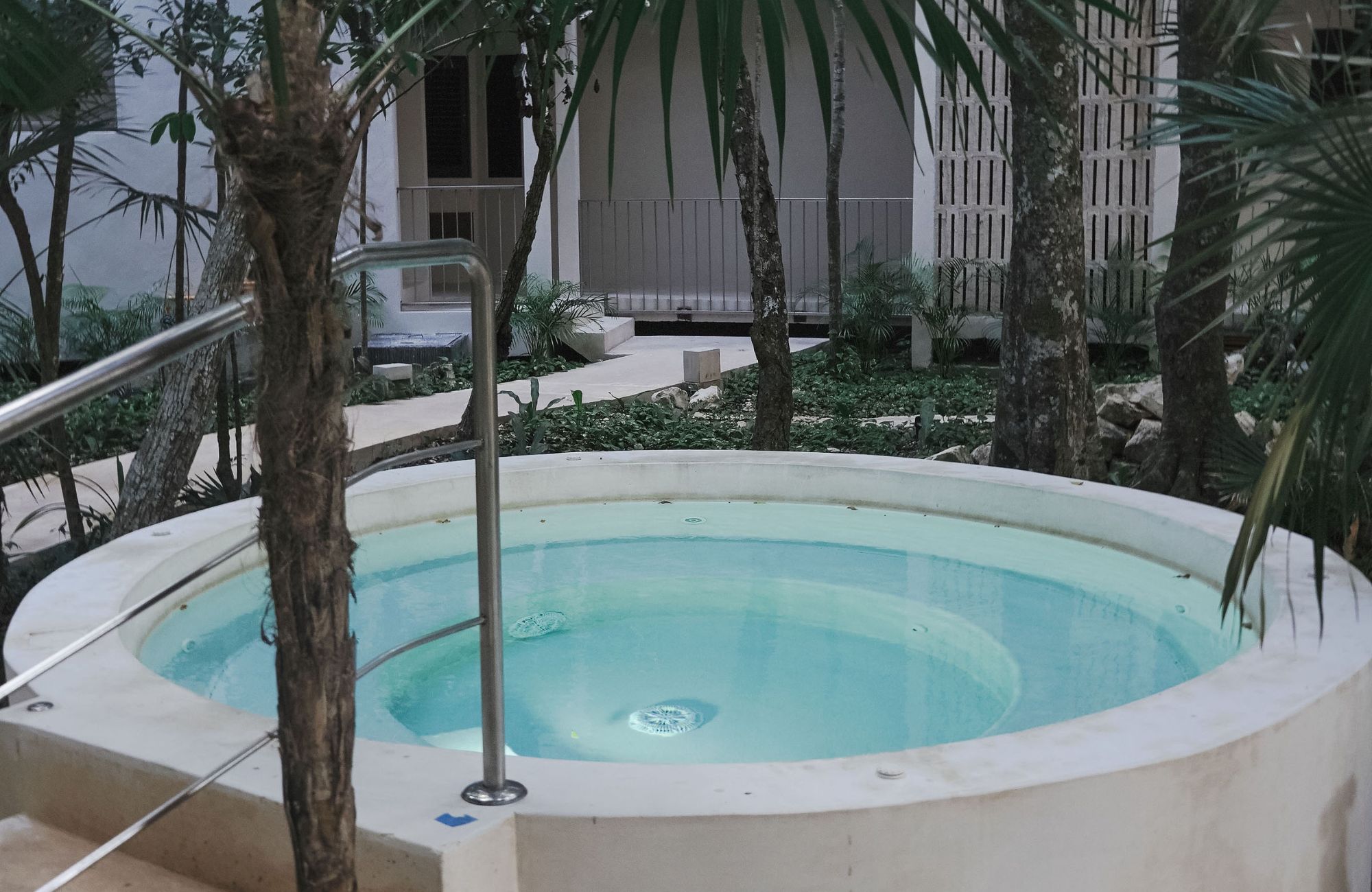 Condo with amenities, room service, commercial area boho chic