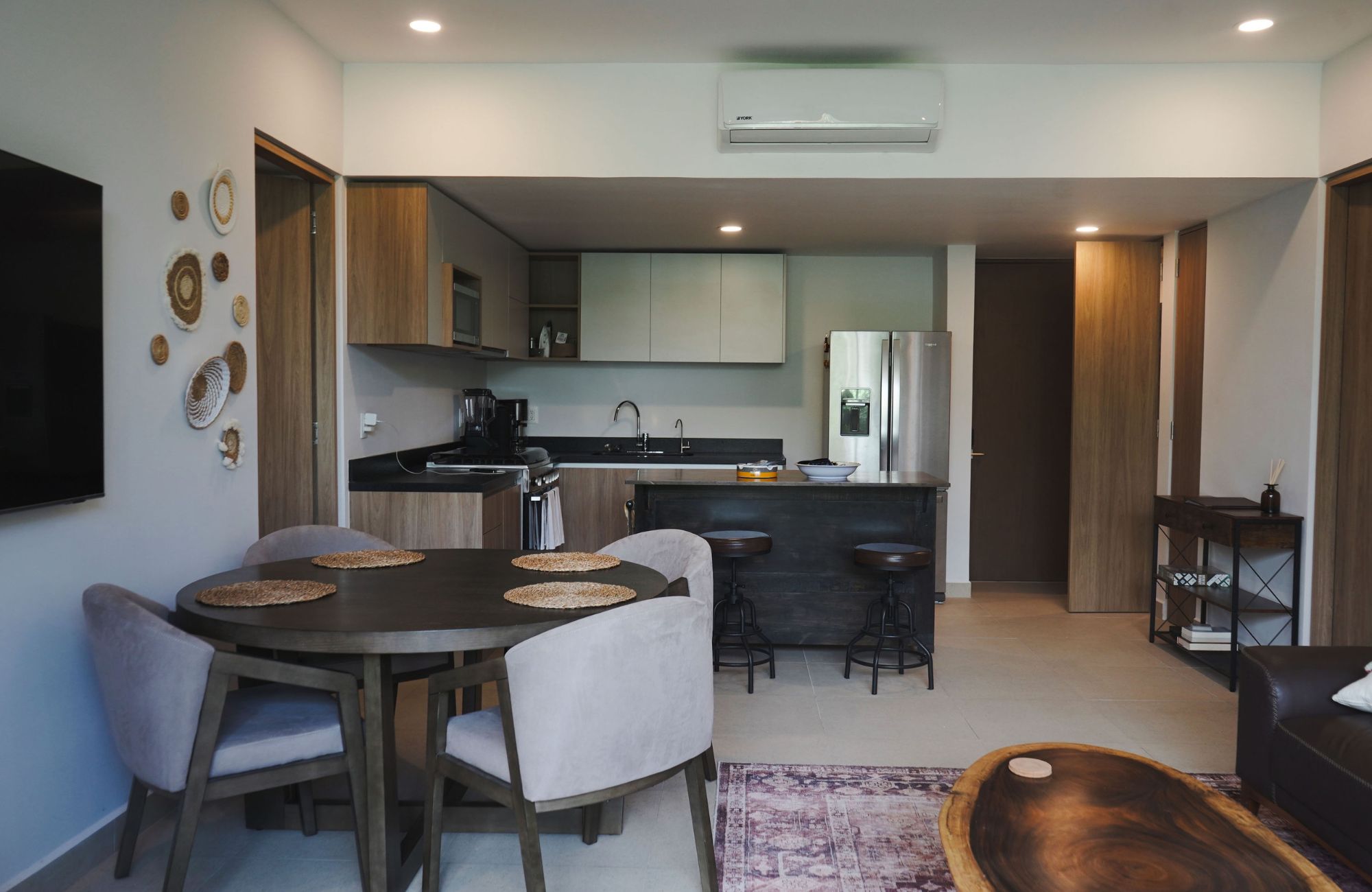 Condo with amenities, room service, commercial area boho chic