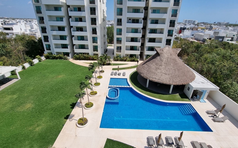 Condo for sale with recreational and semi-Olympic pools