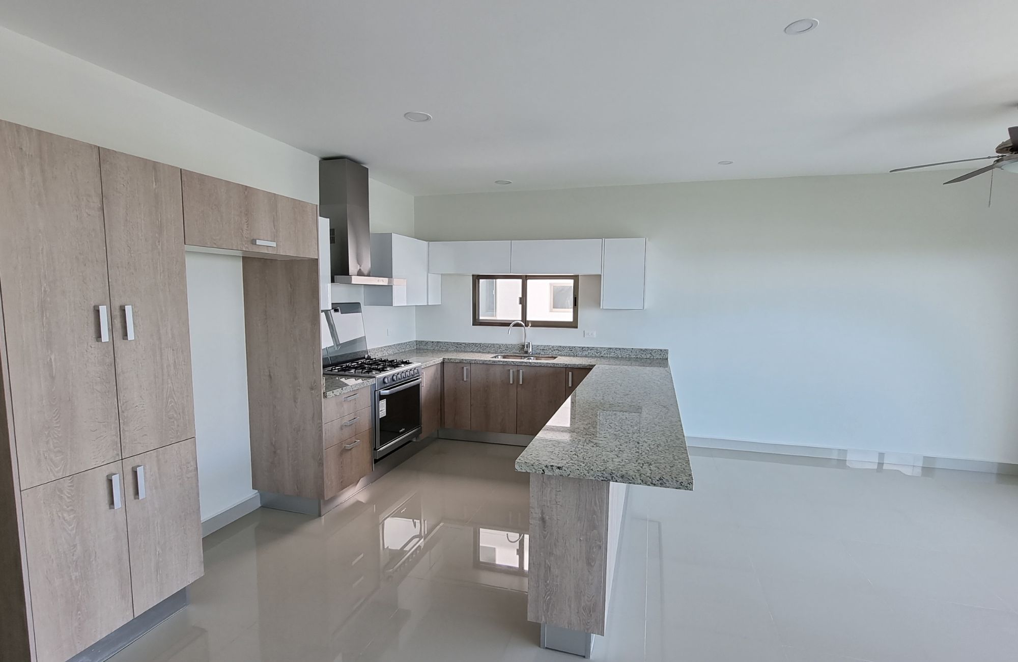 Condo with Terrace and Multiple Amenities, for Sale, Bonampak Canc&uacute;n