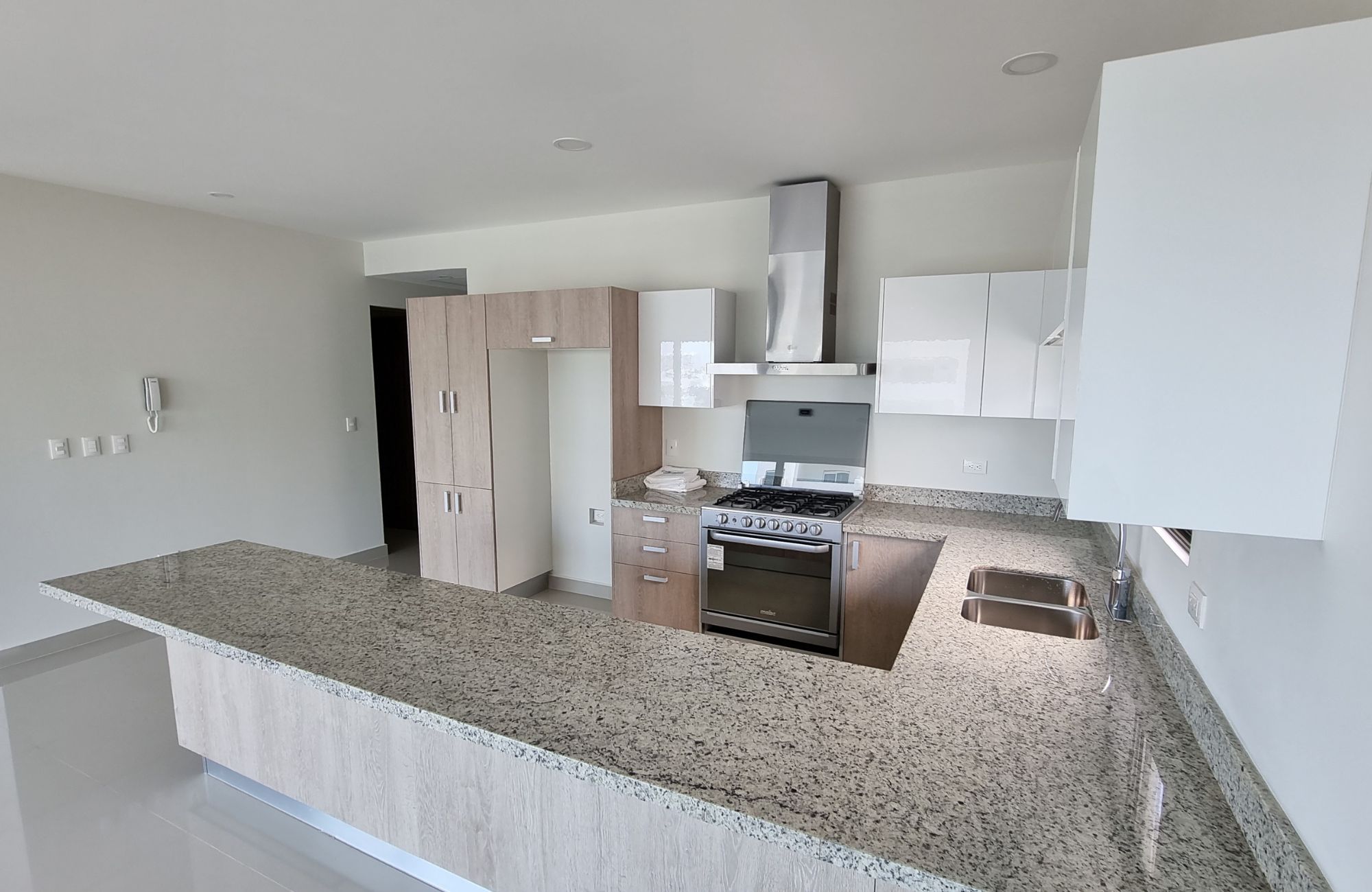 Condo with Terrace and Multiple Amenities, for Sale, Bonampak Canc&uacute;n
