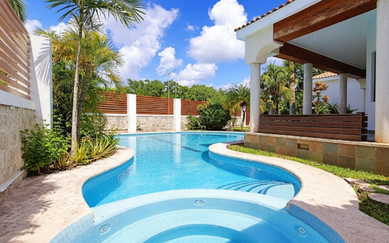 Residencia cerca del mar, una planta, 4 rec., alberca profunda, terreno de 750 m&sup2;, en venta