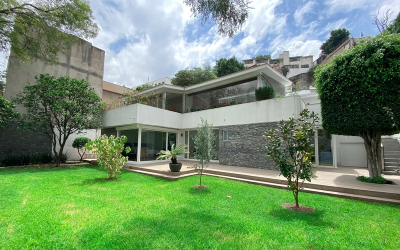 Casa reci&eacute;n remodelada con acabados de lujo, jard&iacute;n, terraza, en venta