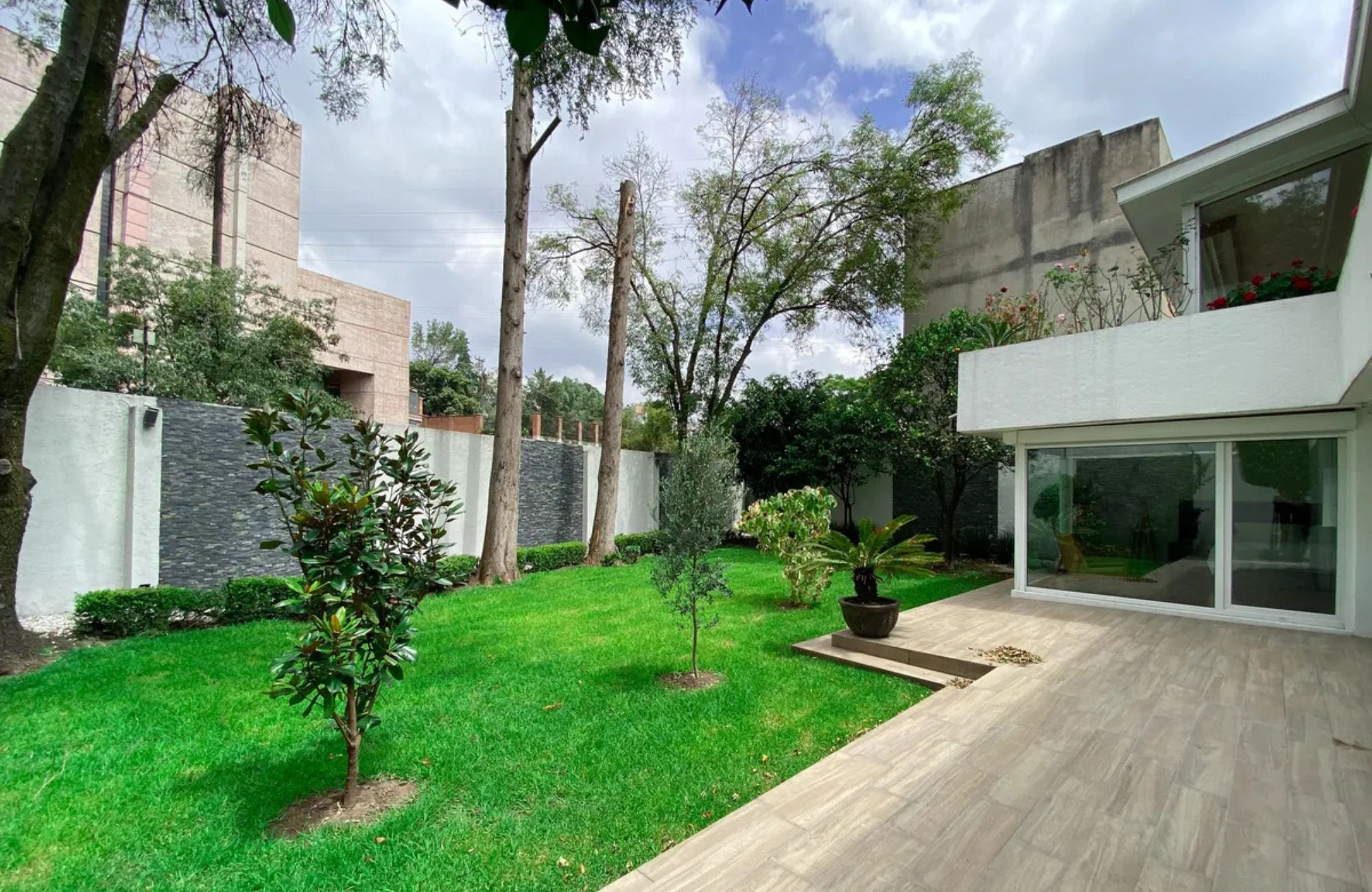 Casa amplia con espectacular jard&iacute;n en venta, Bosques de las Lomas, CDMX