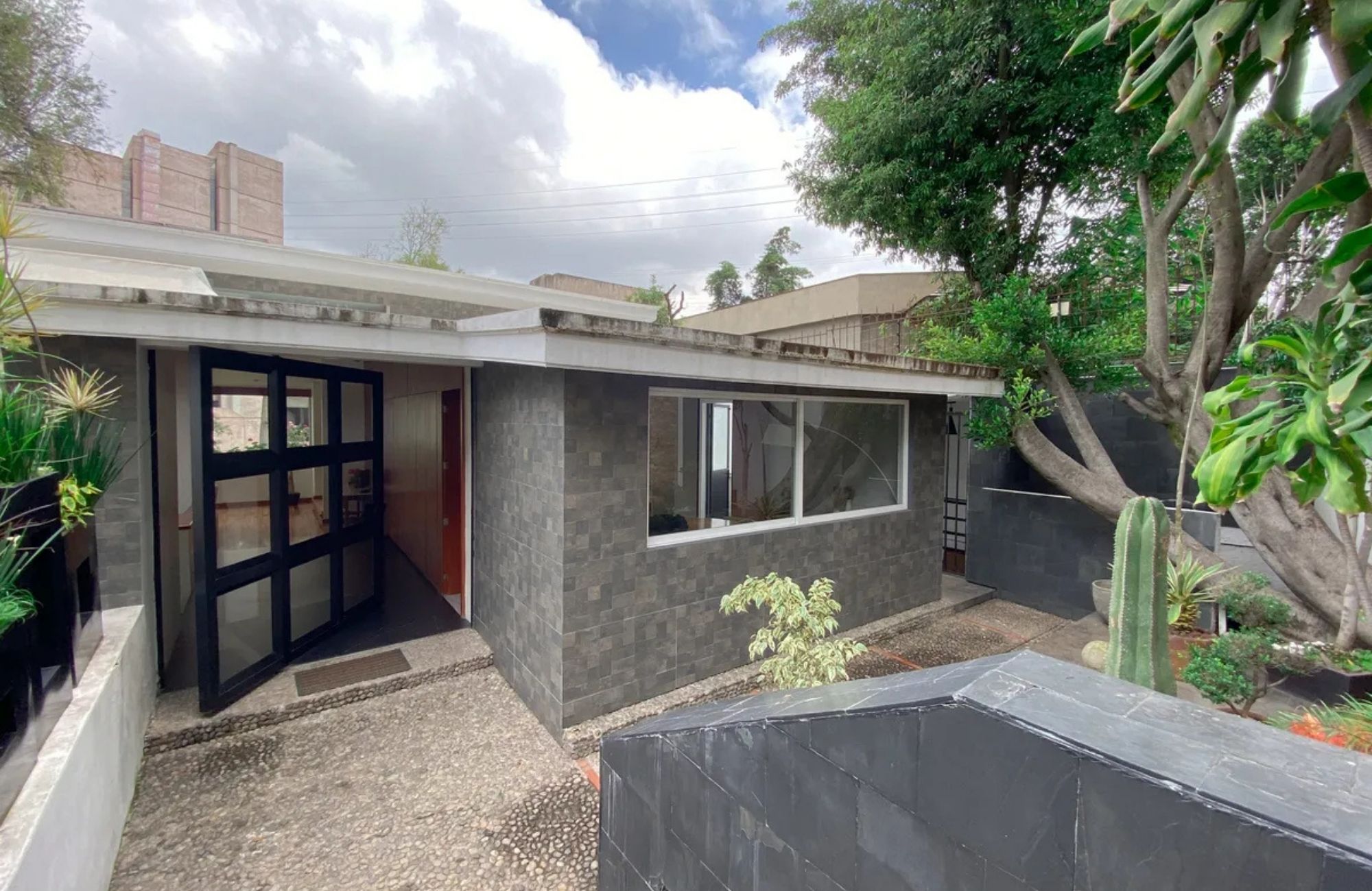 Casa amplia con espectacular jard&iacute;n en venta, Bosques de las Lomas, CDMX