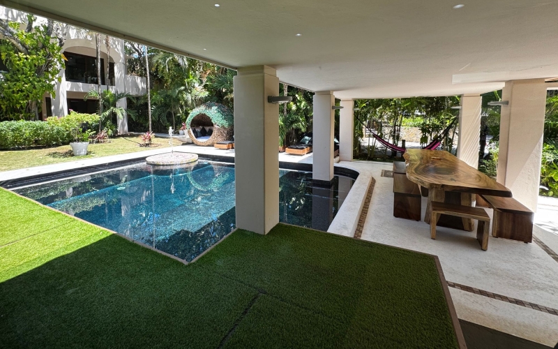 Luxury residence steps from the beach with golf course access, for sale