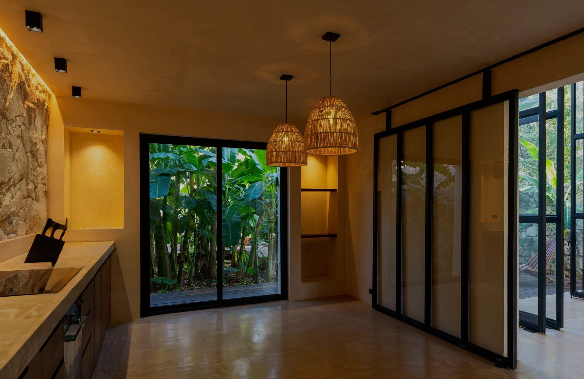Single-story residence near the ocean, 4 bedrooms, deep pool, 750 m&sup2; lot, for sale
