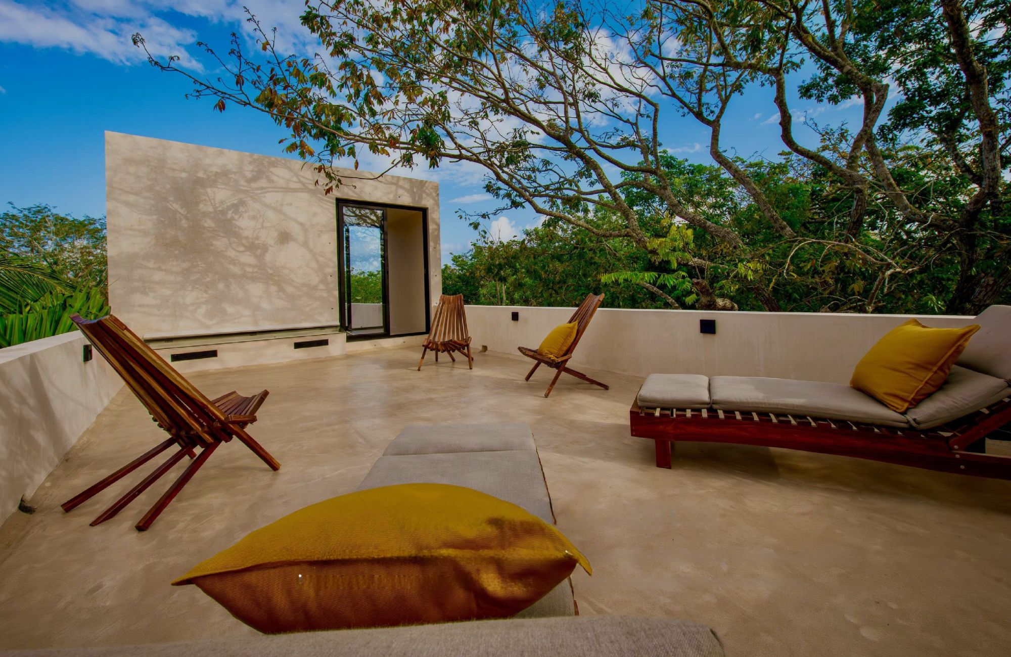 Single-story residence near the ocean, 4 bedrooms, deep pool, 750 m&sup2; lot, for sale
