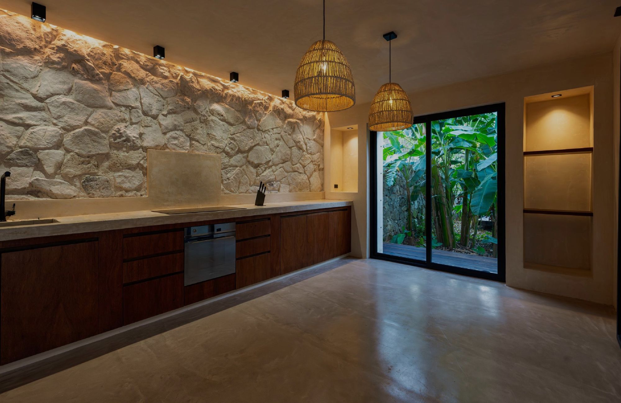 Single-story residence near the ocean, 4 bedrooms, deep pool, 750 m&sup2; lot, for sale