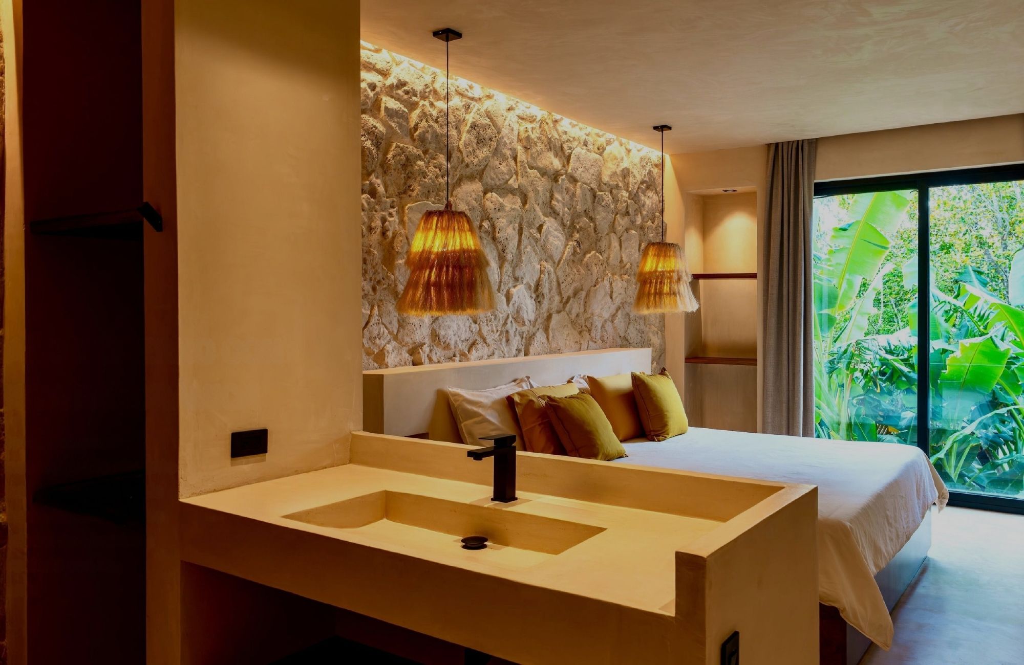 Single-story residence near the ocean, 4 bedrooms, deep pool, 750 m&sup2; lot, for sale