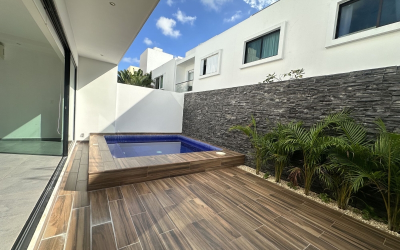 Casa con alberca privada en venta, en comunidad privada con casa club