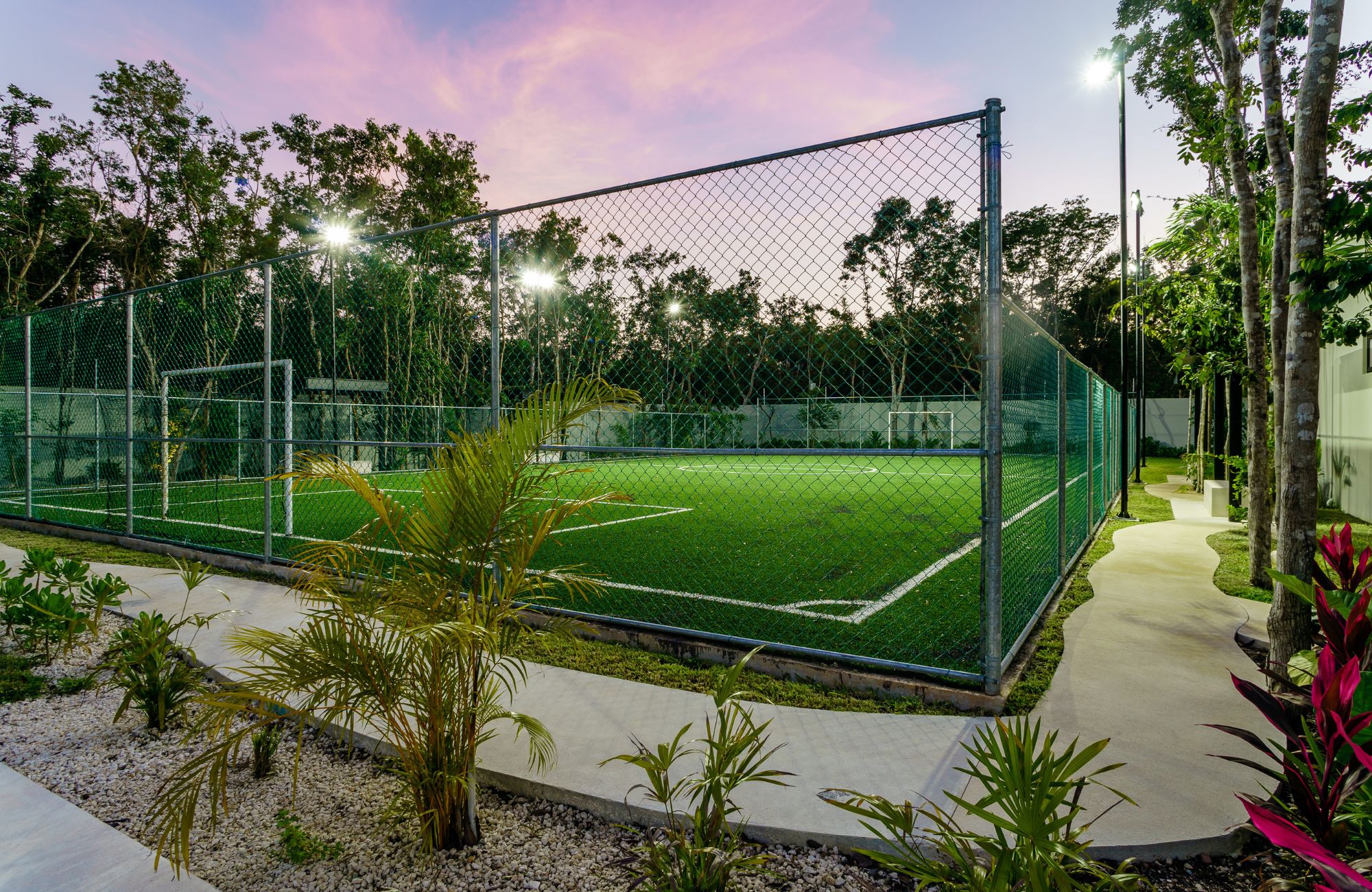 Residencia con lobby doble altura, casa club con alberca, canchas deportivas y mas, en venta