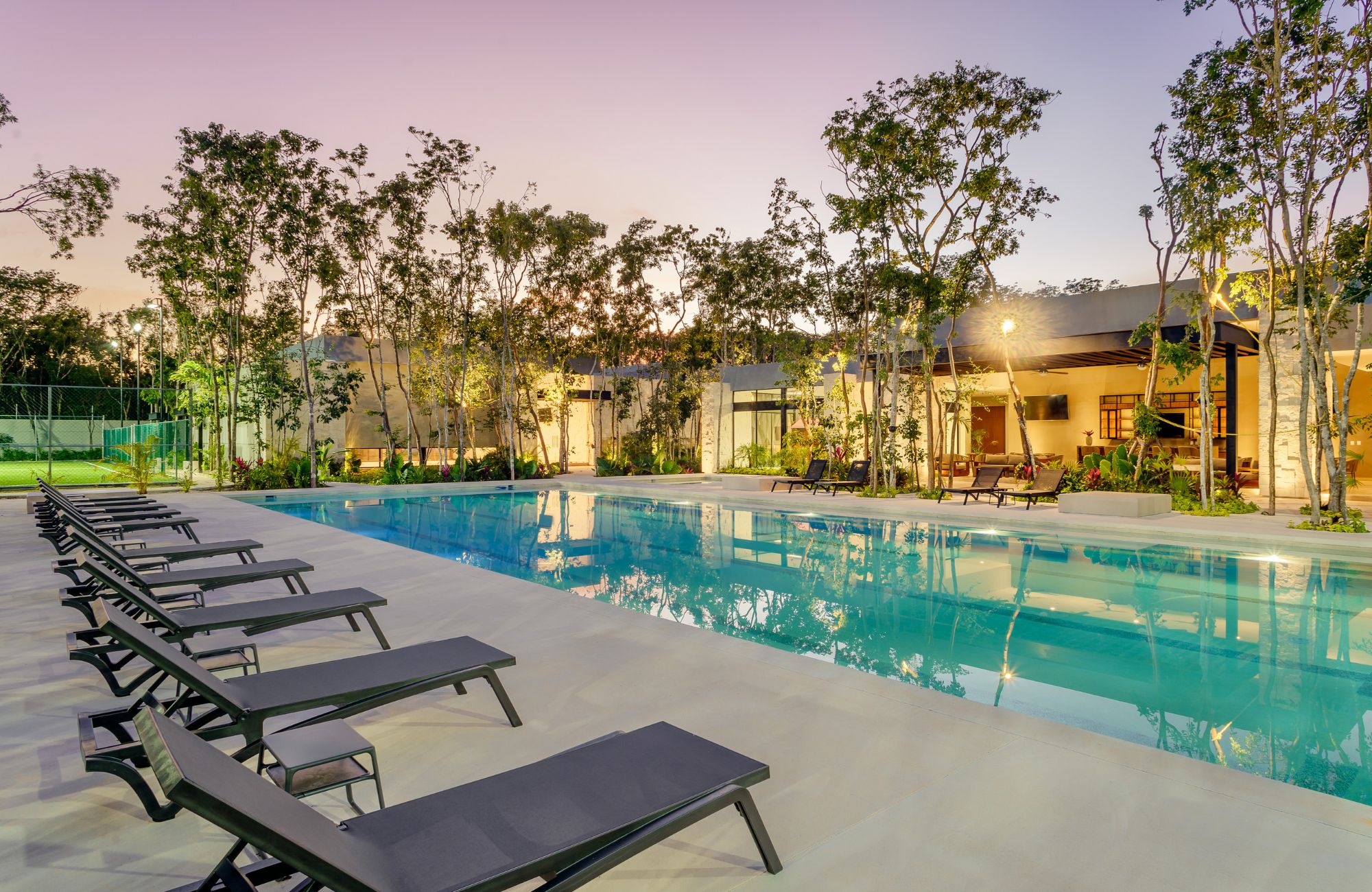 Residencia con lobby doble altura, casa club con alberca, canchas deportivas y mas, en venta