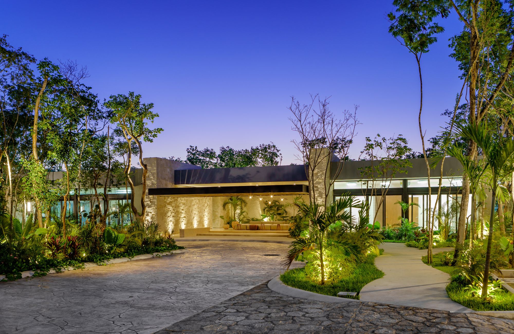 Residencia con lobby doble altura, casa club con alberca, canchas deportivas y mas, en venta