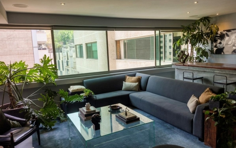 High-floor condo with amenities and prime location, for sale