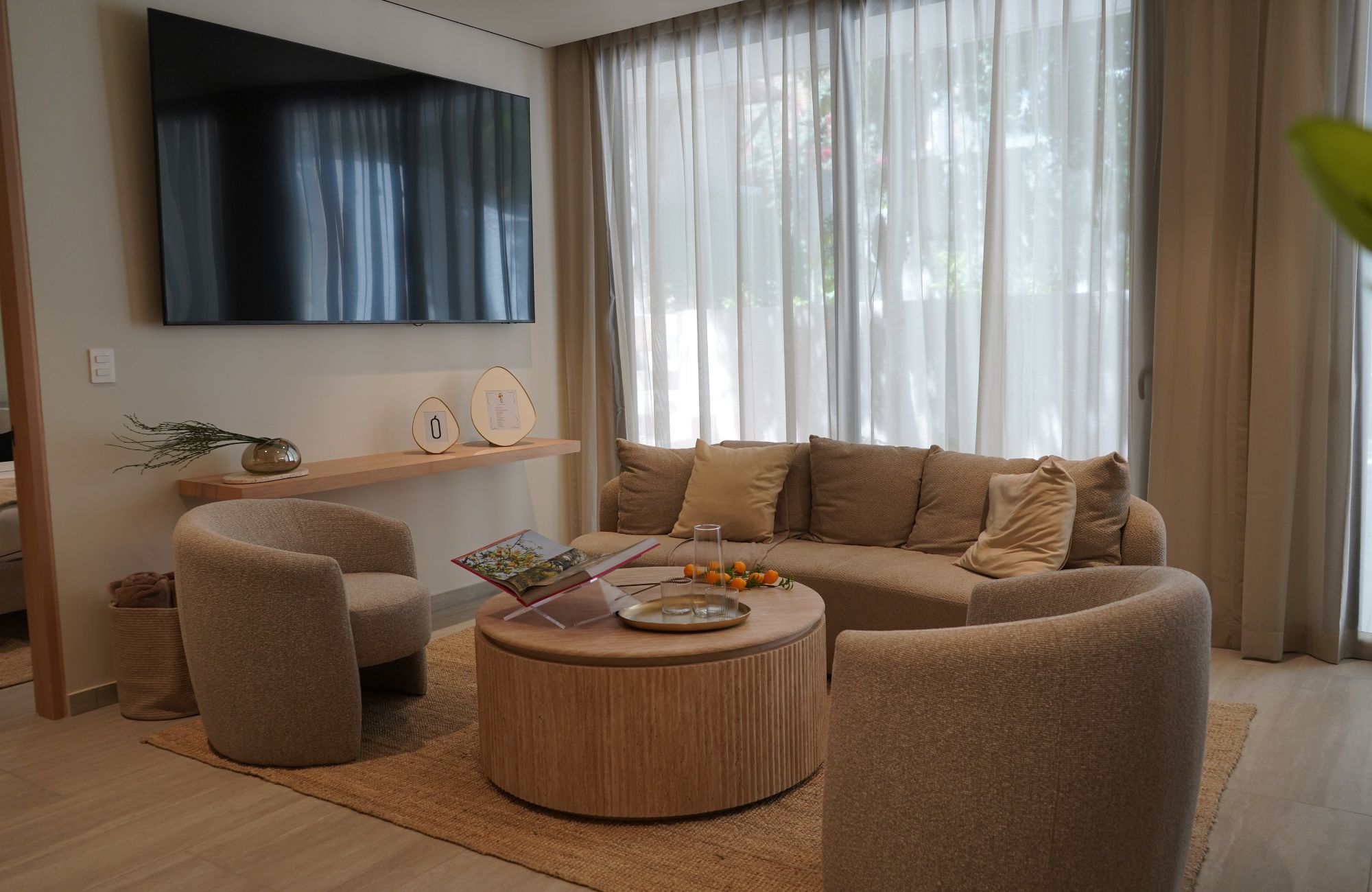 Apartment with lock off, terrace, cellar and laundry room, overlooking the forest, spa, sports courts, pool, jacuzzi, children&amp;#39;s club, in Cu
