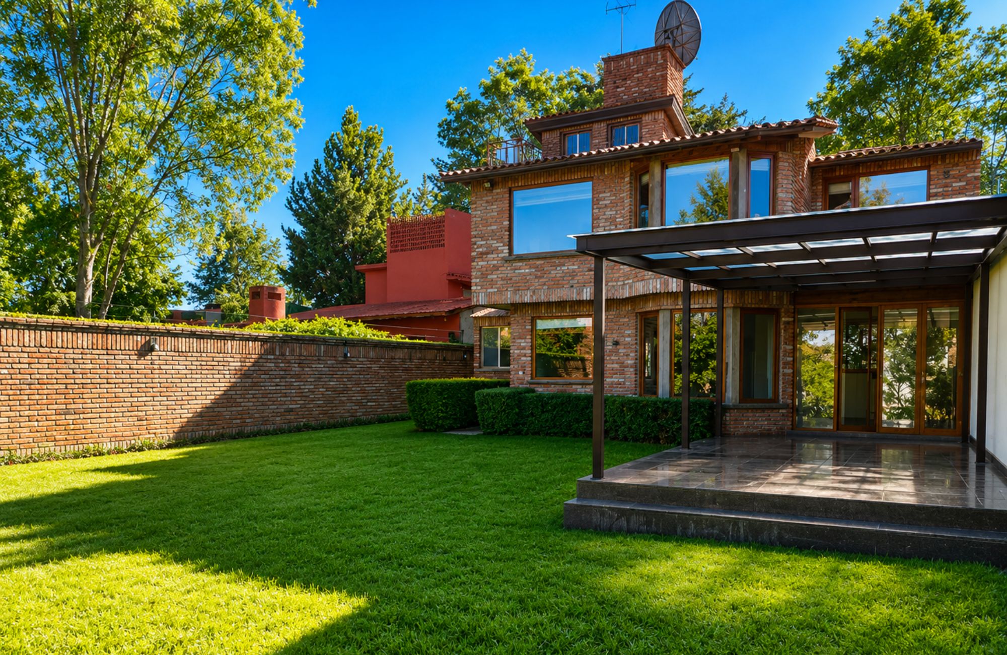 Residence with garden, jacuzzi, playground, library, utility room, parking for 5 cars, in Bosques de las Lomas for sale