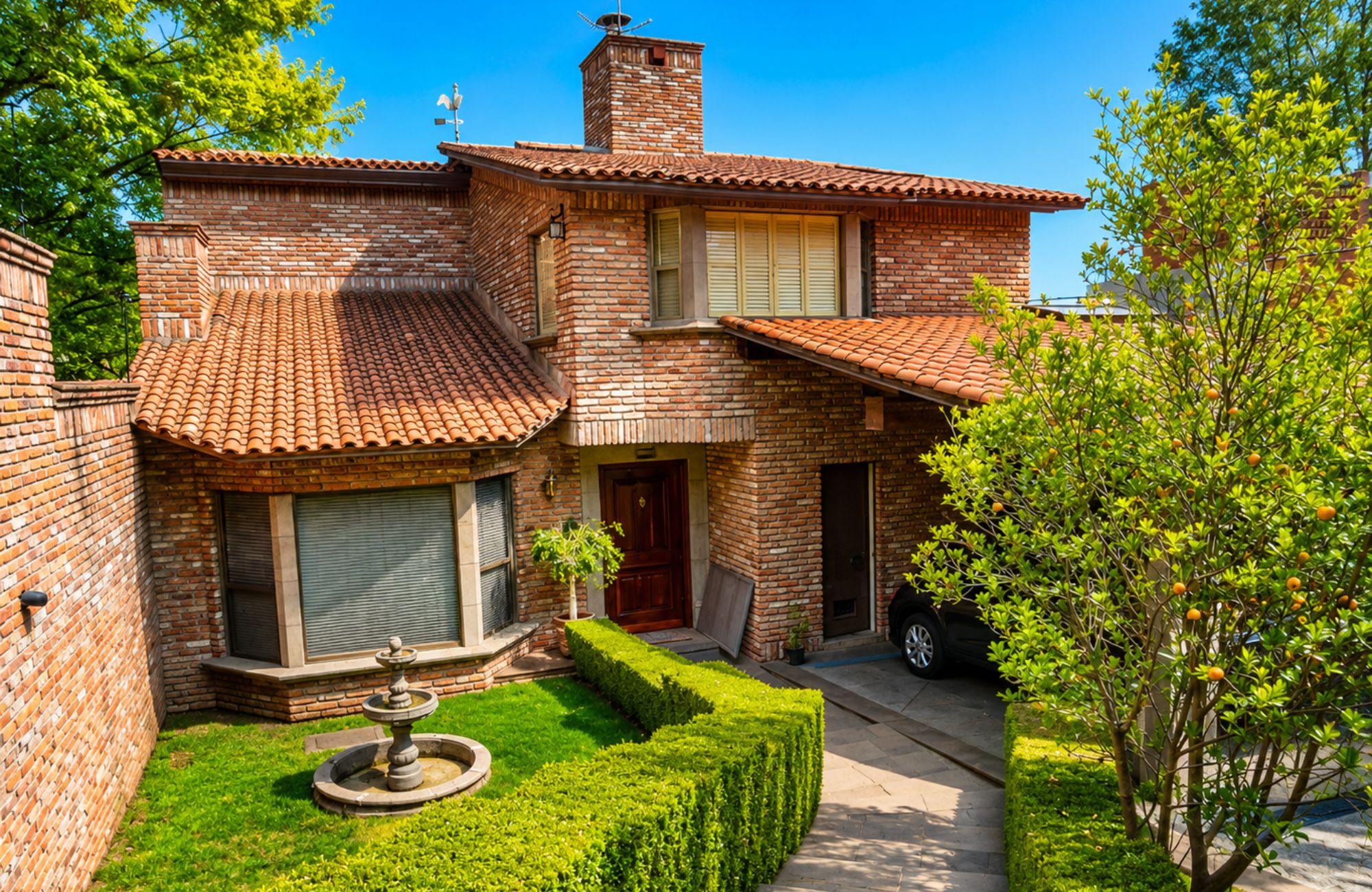Residence with garden, jacuzzi, playground, library, utility room, parking for 5 cars, in Bosques de las Lomas for sale