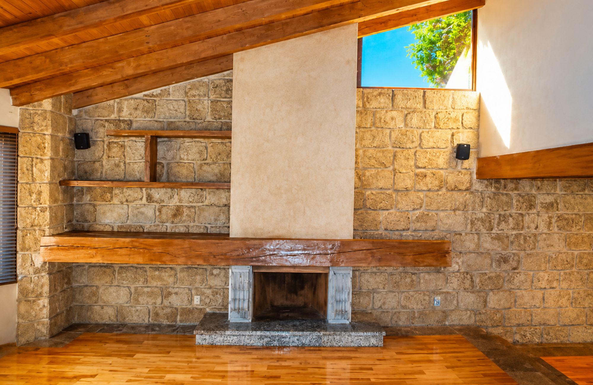 Residence with garden, jacuzzi, playground, library, utility room, parking for 5 cars, in Bosques de las Lomas for sale