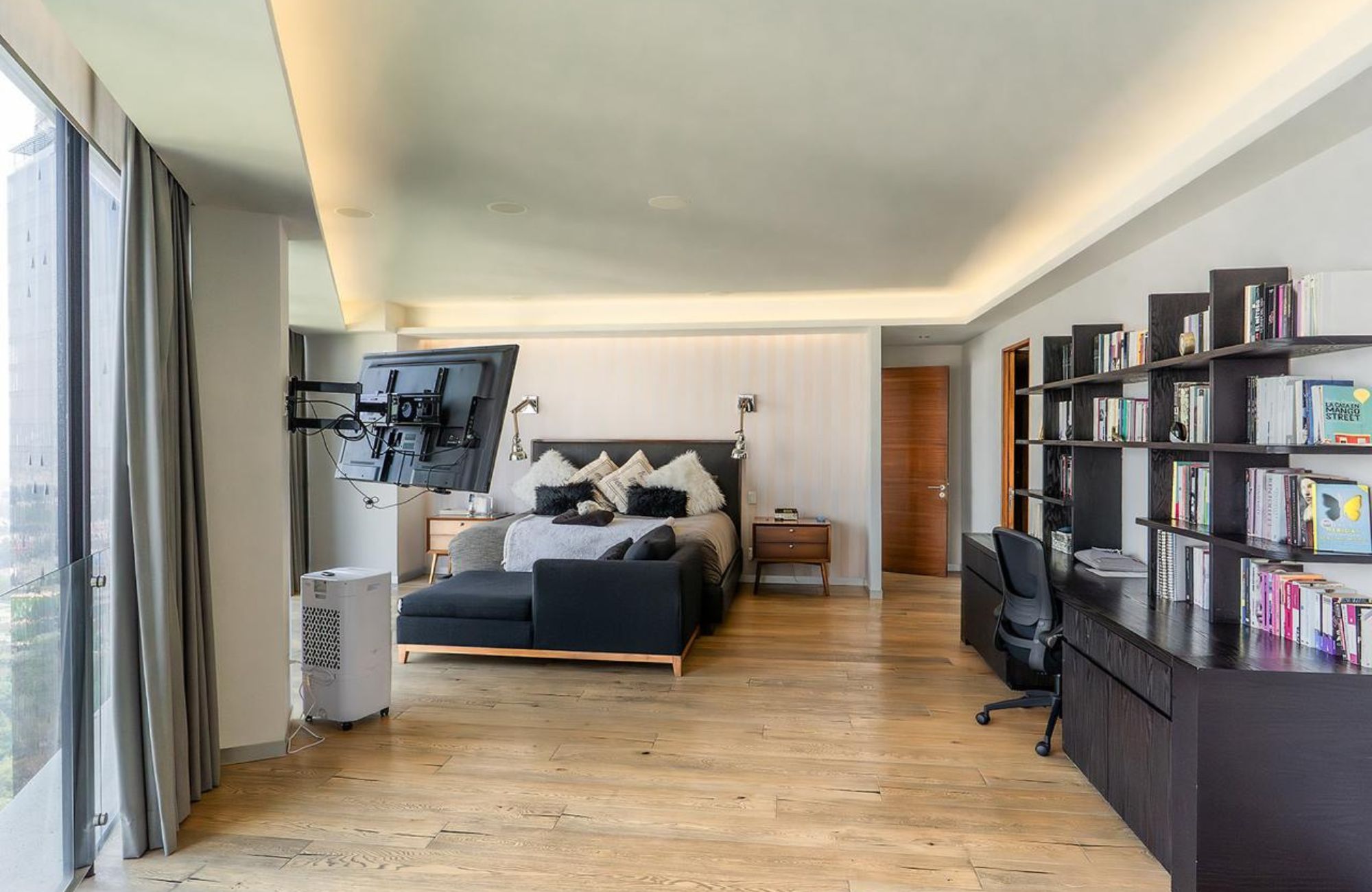 383 m2 apartment with family room, maids room, laundry area, 30 amenities, 13,000 m2 of green areas, in Fuentes del Pedregal, for sale