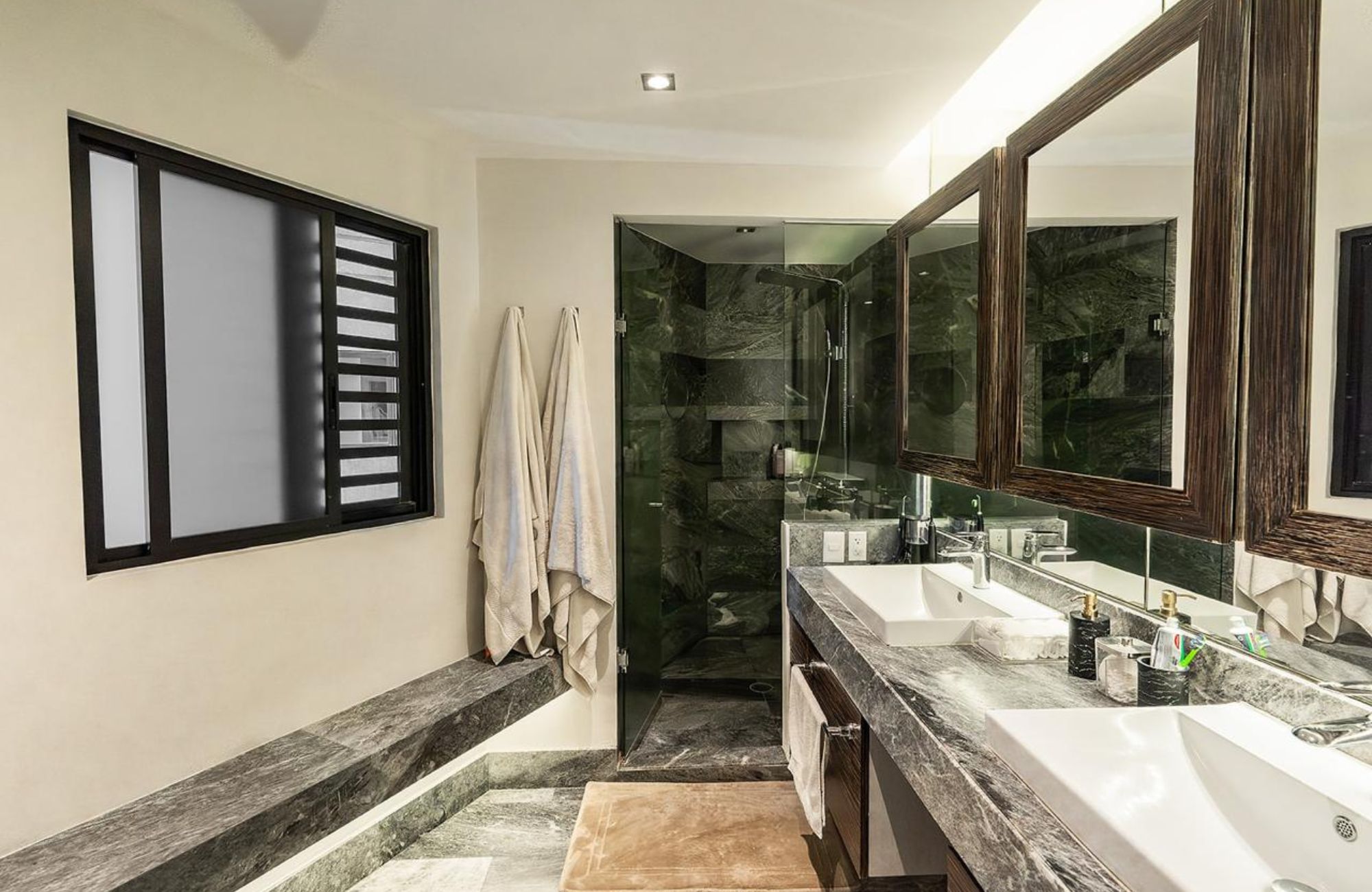 383 m2 apartment with family room, maids room, laundry area, 30 amenities, 13,000 m2 of green areas, in Fuentes del Pedregal, for sale