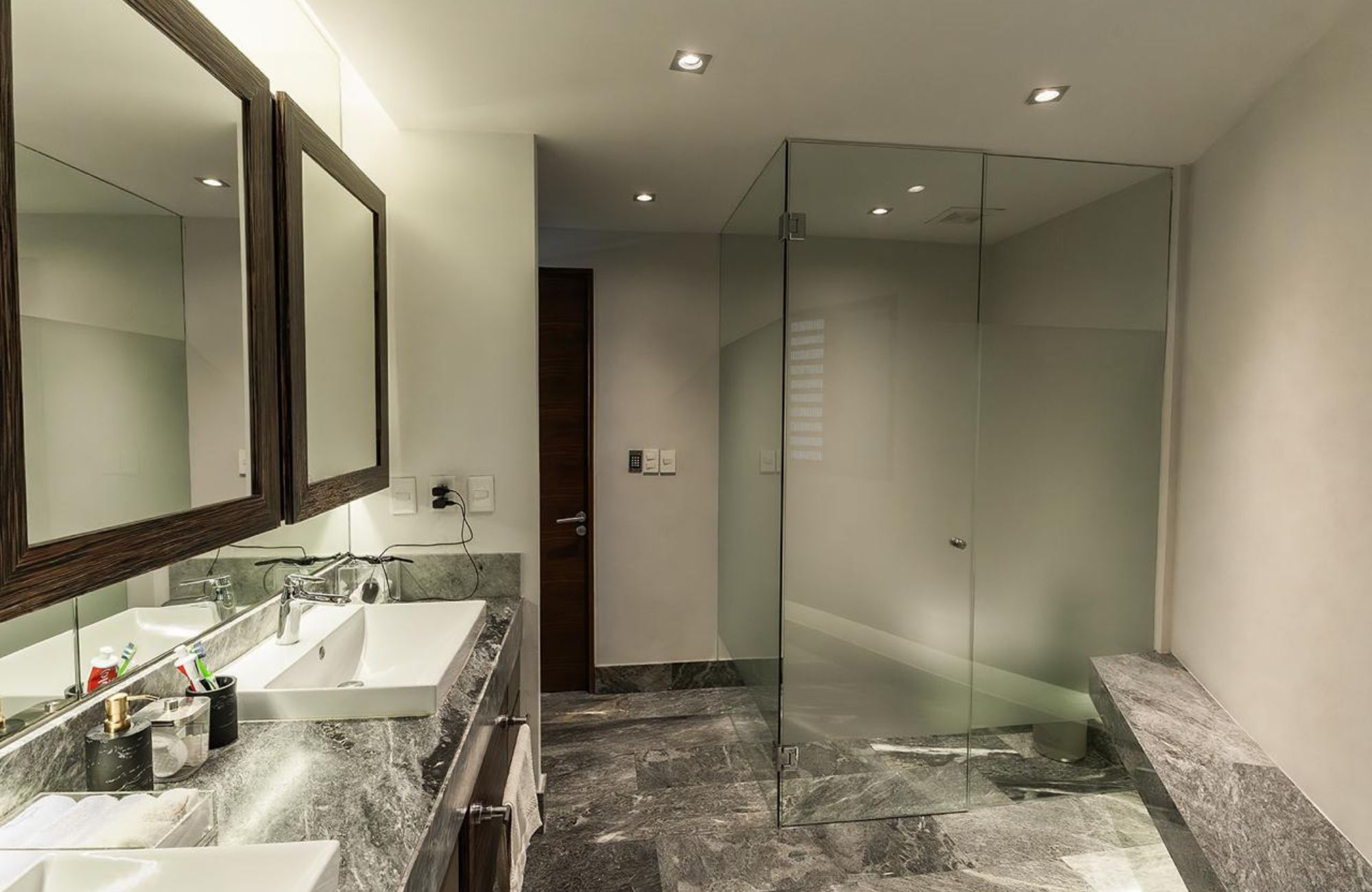 383 m2 apartment with family room, maids room, laundry area, 30 amenities, 13,000 m2 of green areas, in Fuentes del Pedregal, for sale
