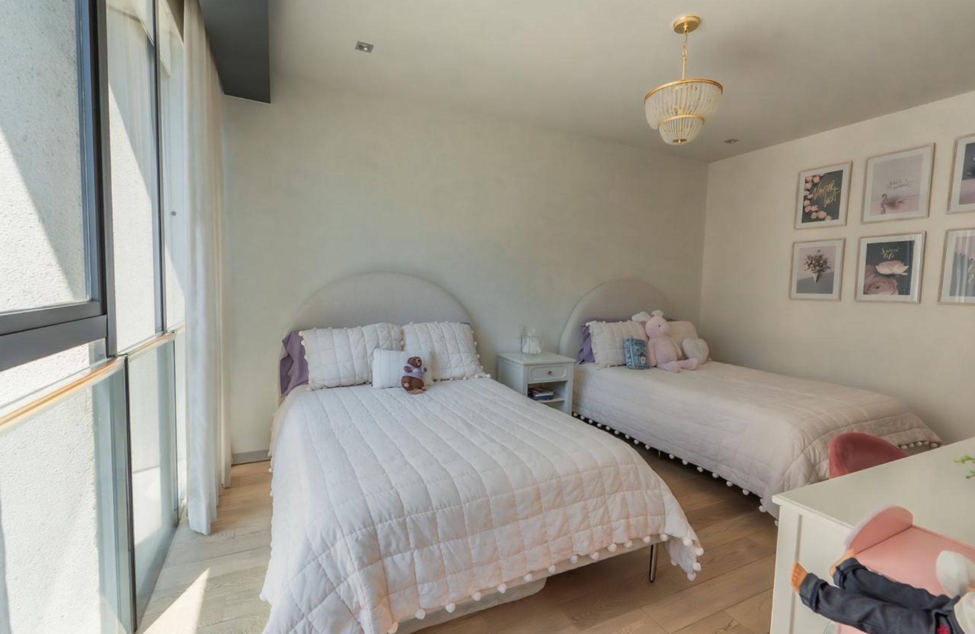 383 m2 apartment with family room, maids room, laundry area, 30 amenities, 13,000 m2 of green areas, in Fuentes del Pedregal, for sale