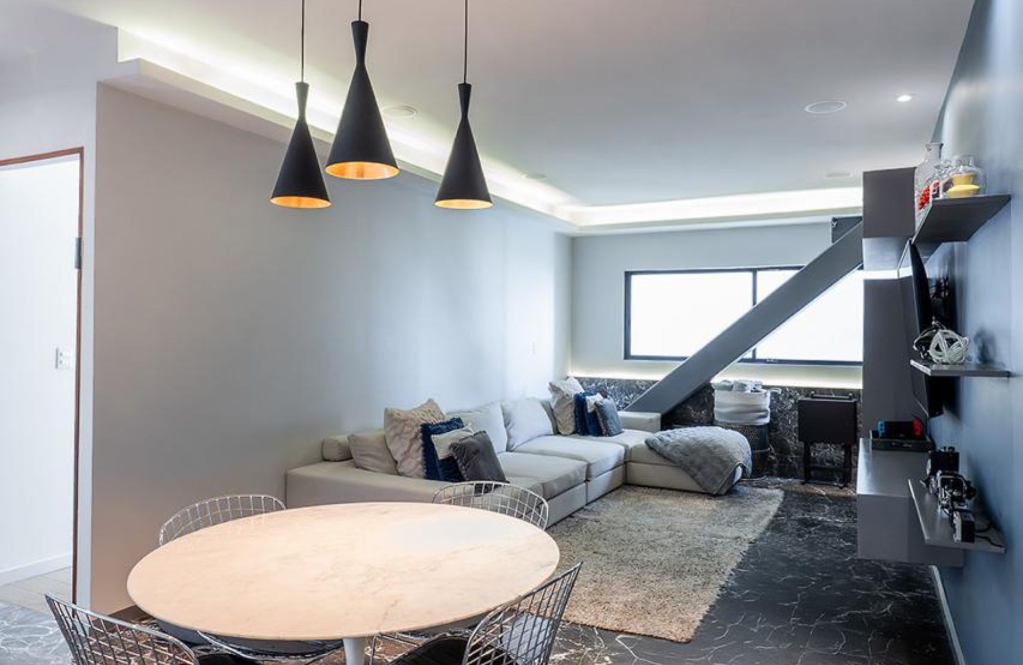 383 m2 apartment with family room, maids room, laundry area, 30 amenities, 13,000 m2 of green areas, in Fuentes del Pedregal, for sale