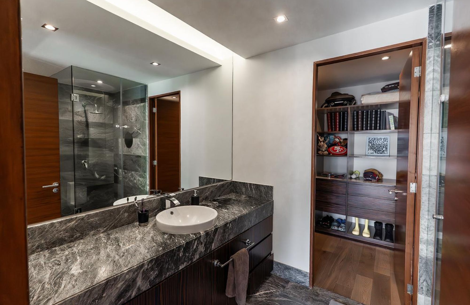 383 m2 apartment with family room, maids room, laundry area, 30 amenities, 13,000 m2 of green areas, in Fuentes del Pedregal, for sale