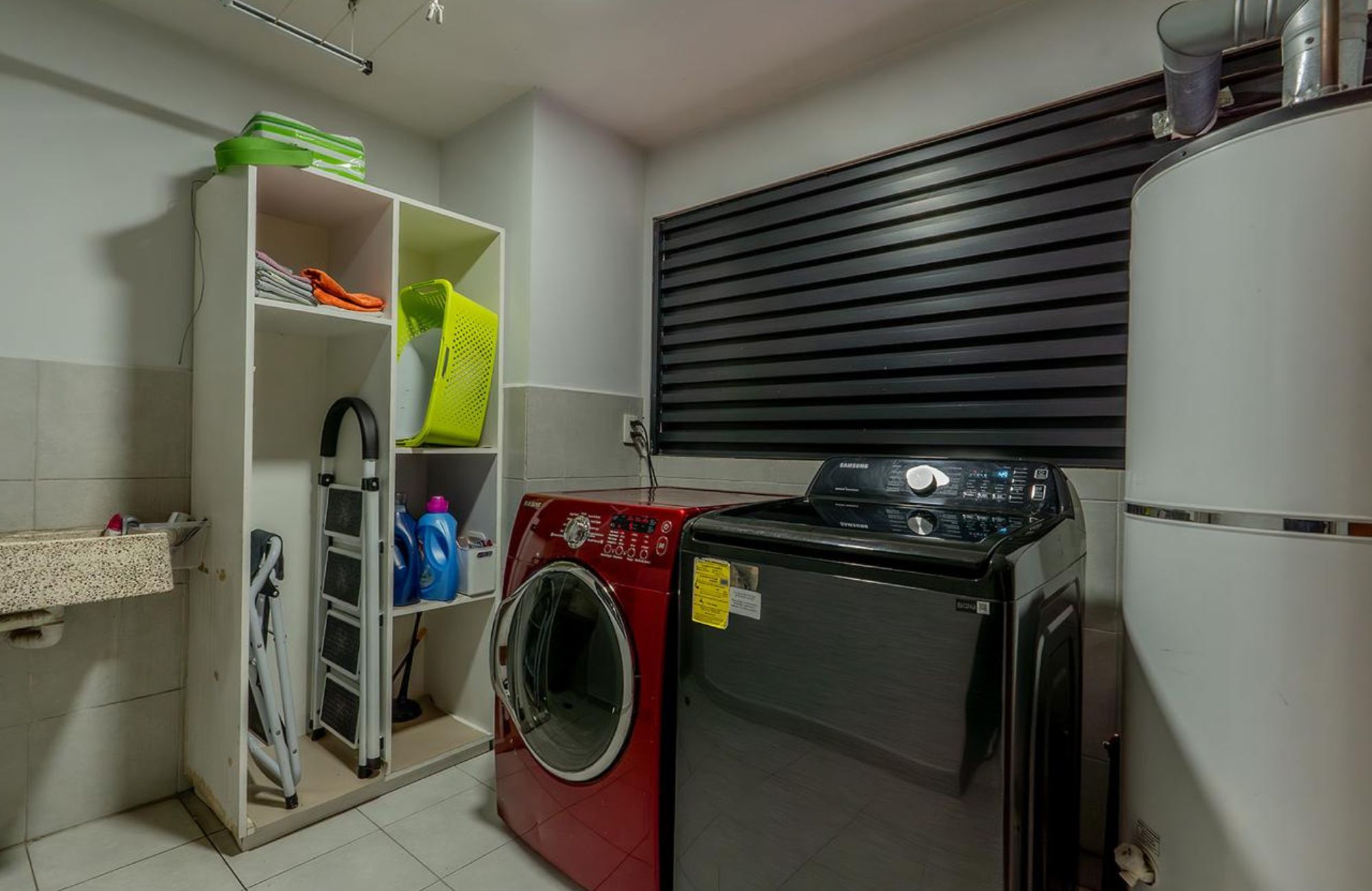 383 m2 apartment with family room, maids room, laundry area, 30 amenities, 13,000 m2 of green areas, in Fuentes del Pedregal, for sale