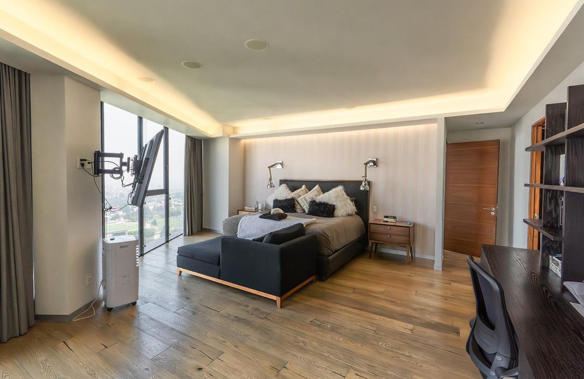 383 m2 apartment with family room, maids room, laundry area, 30 amenities, 13,000 m2 of green areas, in Fuentes del Pedregal, for sale