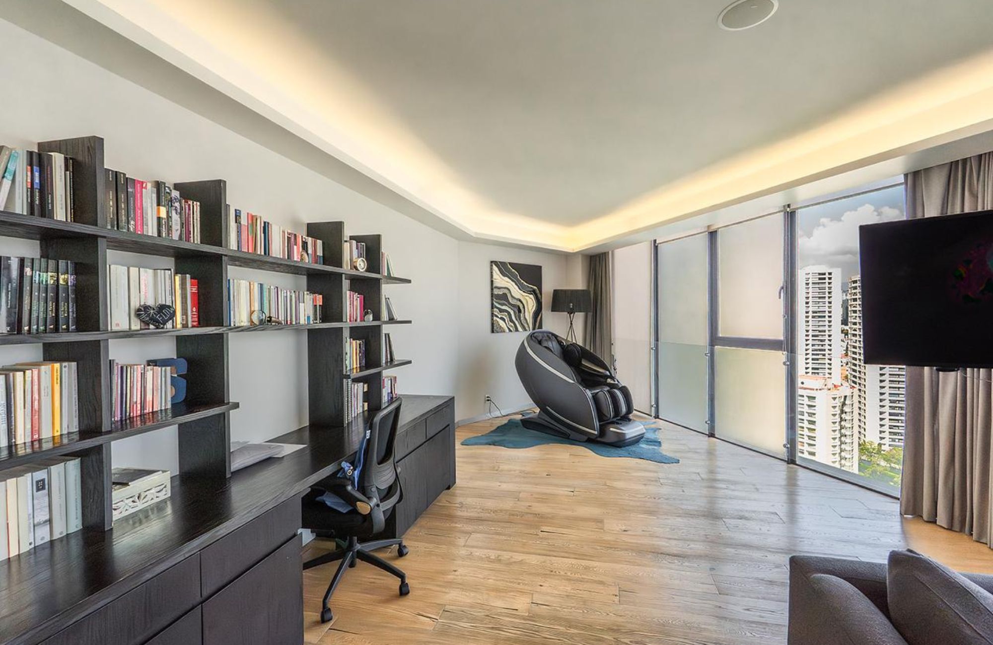 383 m2 apartment with family room, maids room, laundry area, 30 amenities, 13,000 m2 of green areas, in Fuentes del Pedregal, for sale