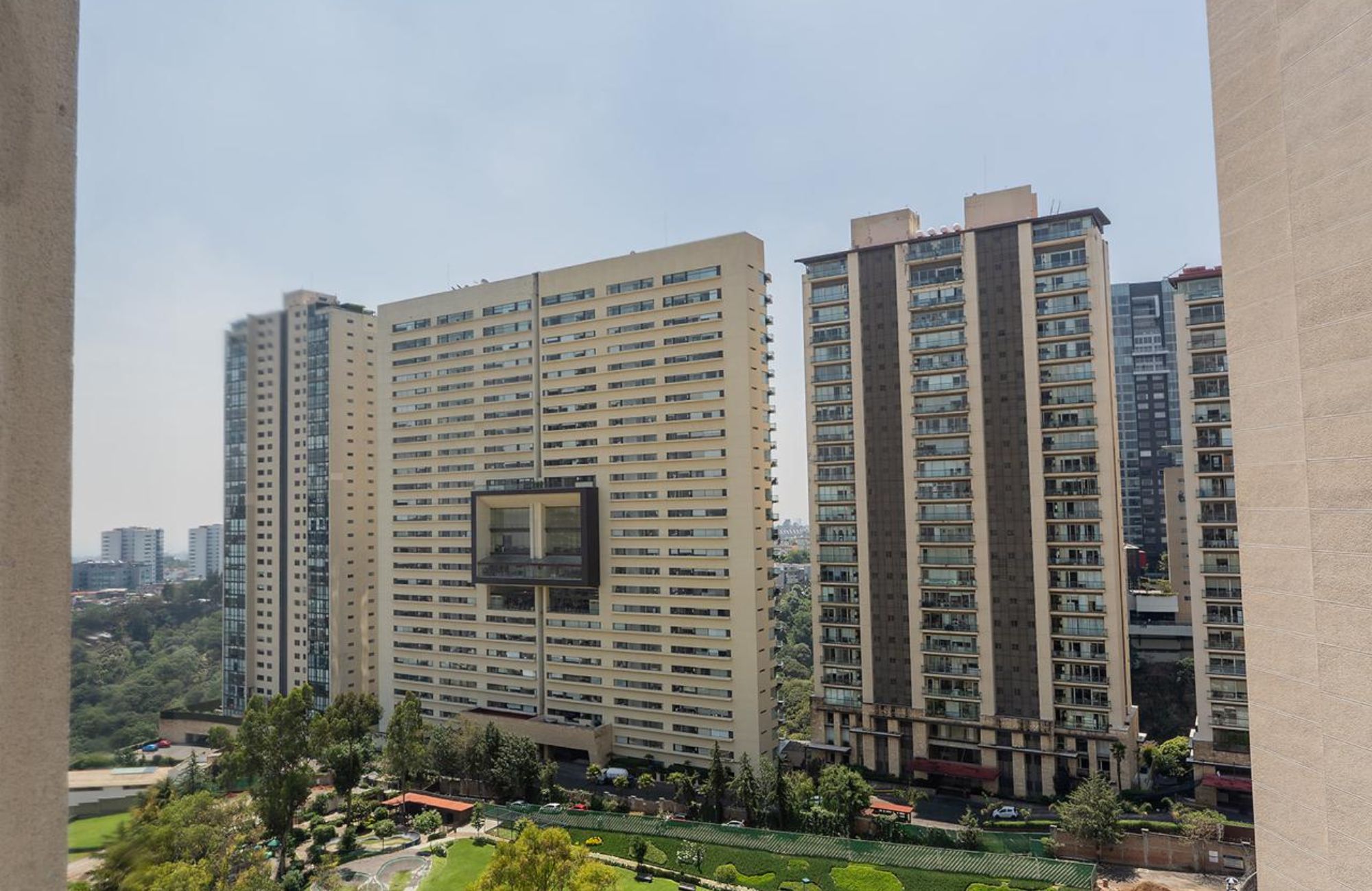 383 m2 apartment with family room, maids room, laundry area, 30 amenities, 13,000 m2 of green areas, in Fuentes del Pedregal, for sale