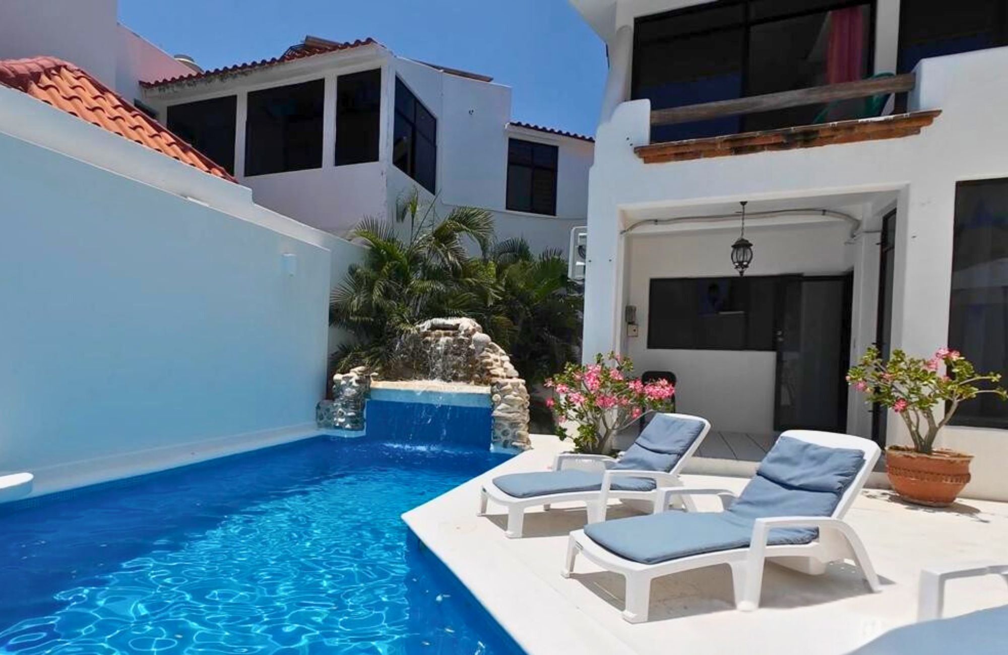 Casa con alberca, terraza, doble altura, sala de tv, en venta Sector O, Huatulco