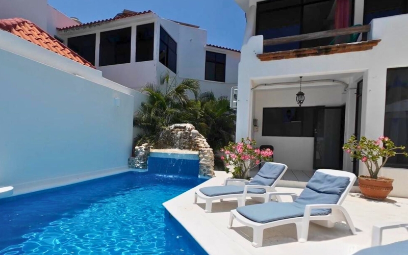 Villa con vista al mar y alberca privada, en venta.