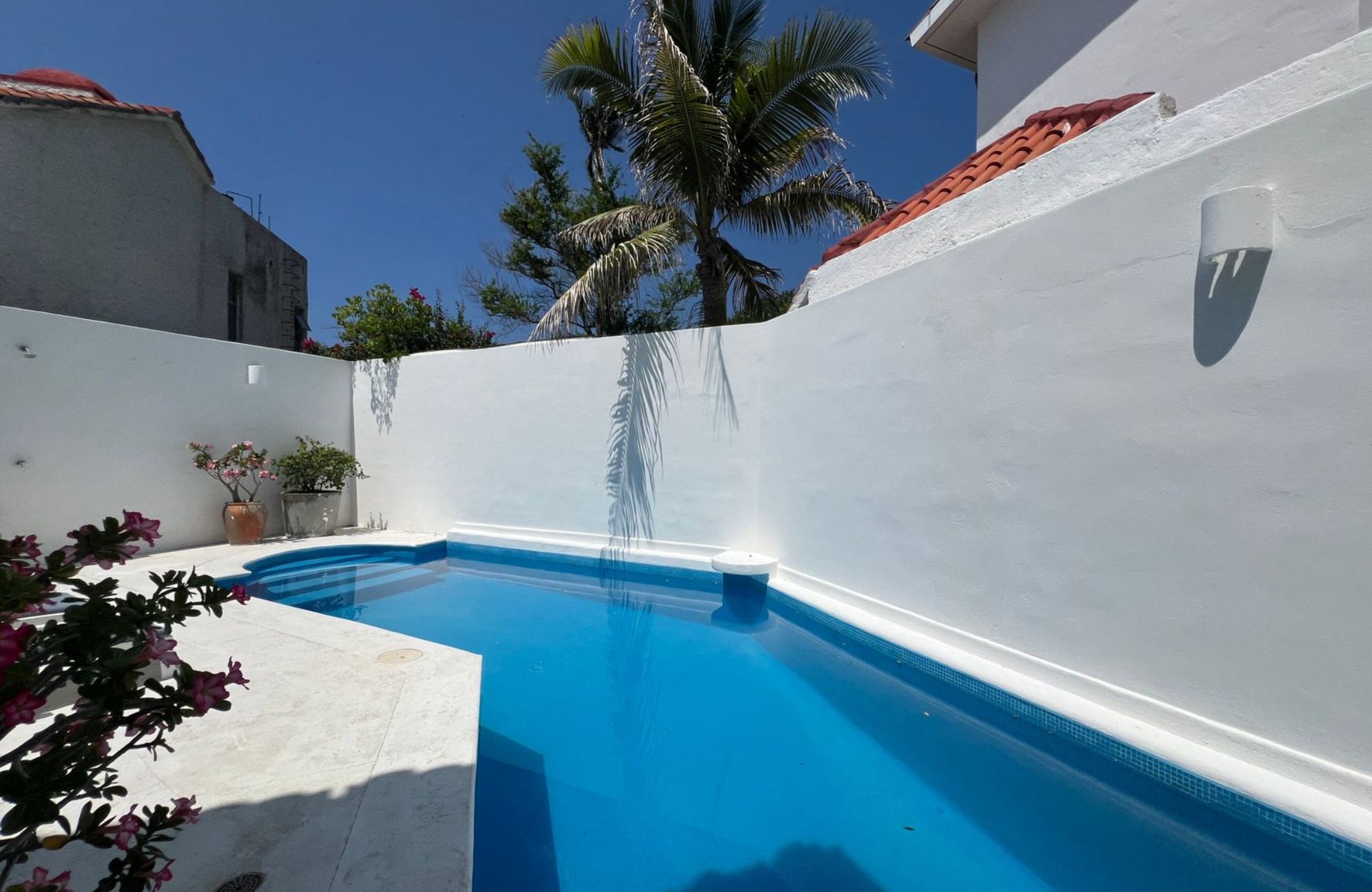 Casa con alberca, terraza, doble altura, sala de tv, en venta Sector O, Huatulco