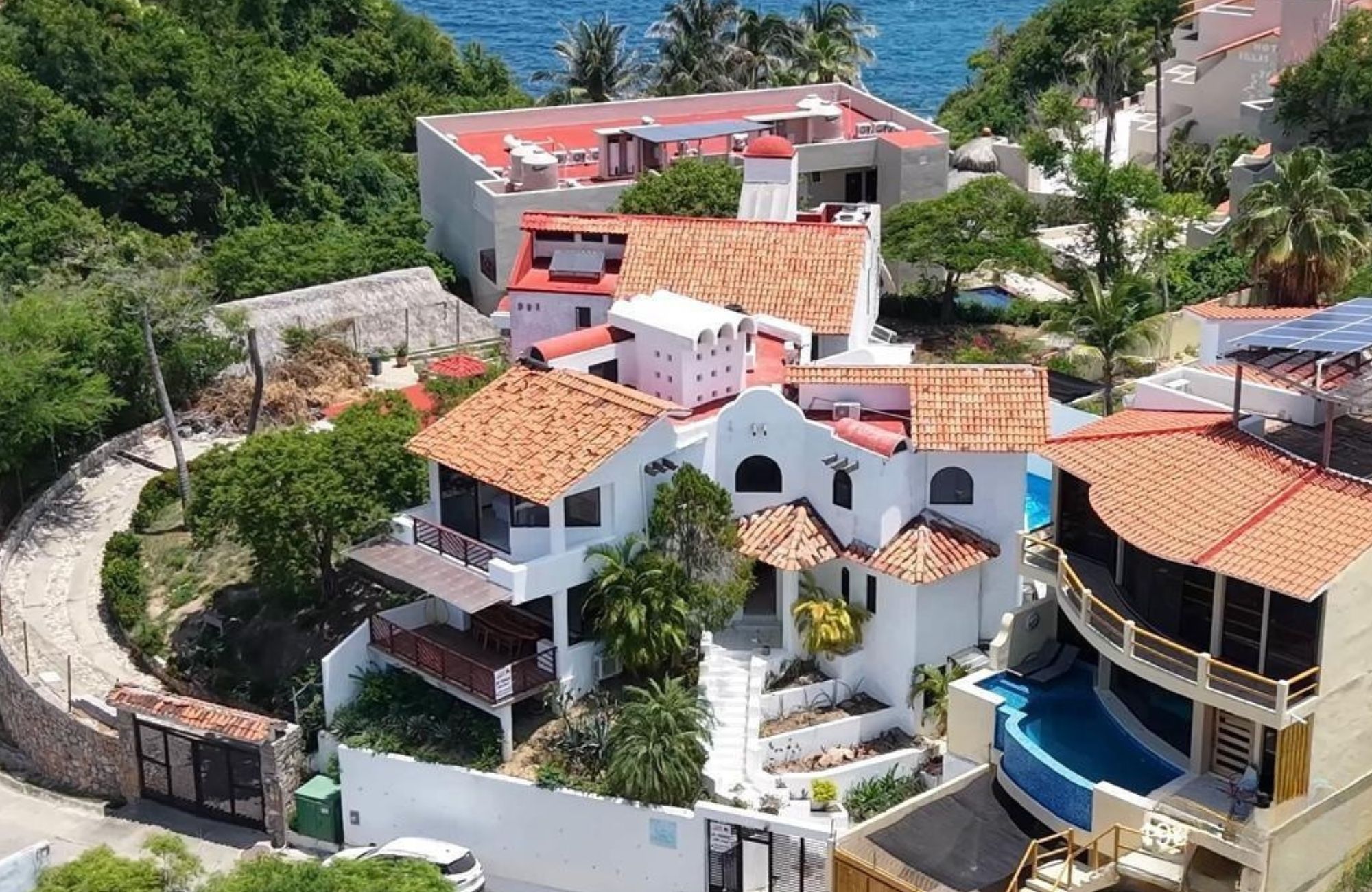 Casa con alberca, terraza, doble altura, sala de tv, en venta Sector O, Huatulco