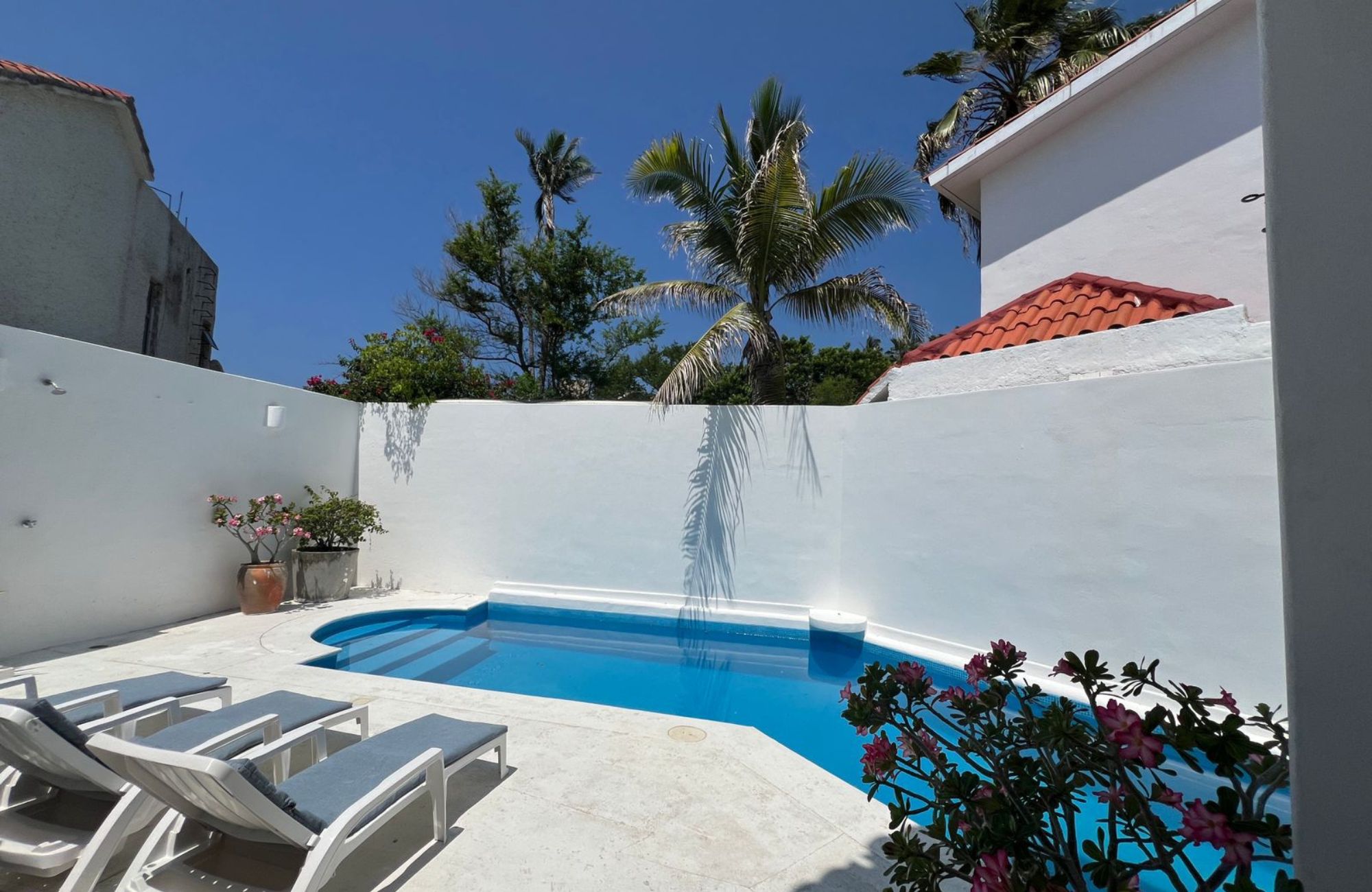 Casa con alberca, terraza, doble altura, sala de tv, en venta Sector O, Huatulco