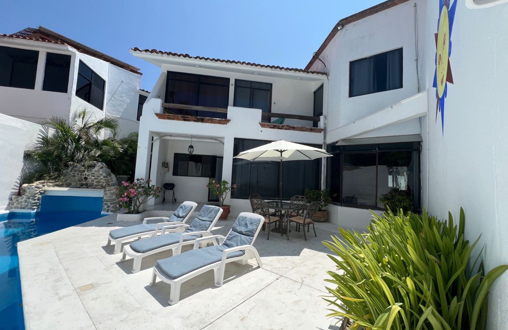 Casa con alberca, terraza, doble altura, sala de tv, en venta Sector O, Huatulco