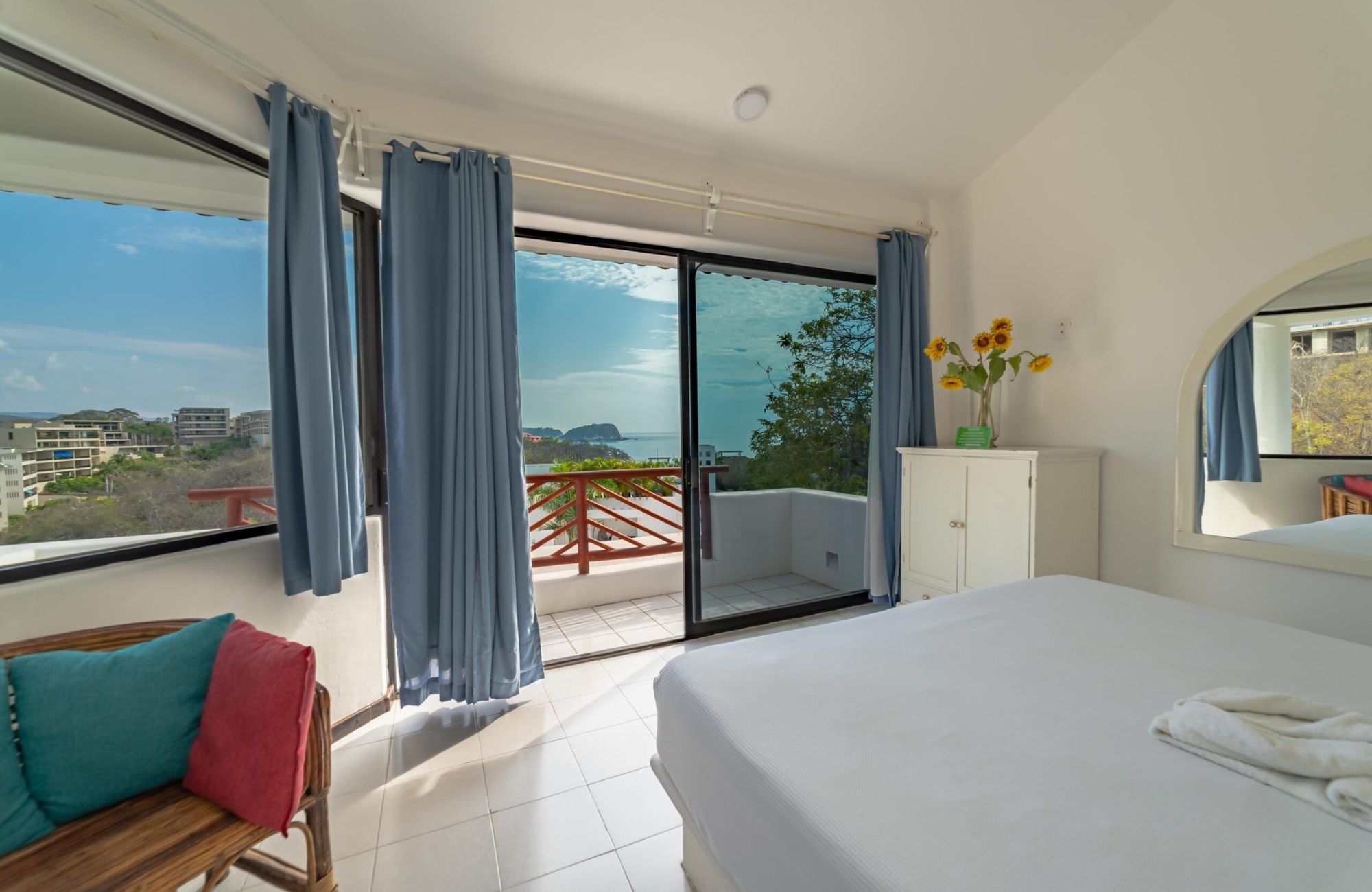 Casa con alberca, terraza, doble altura, sala de tv, en venta Sector O, Huatulco