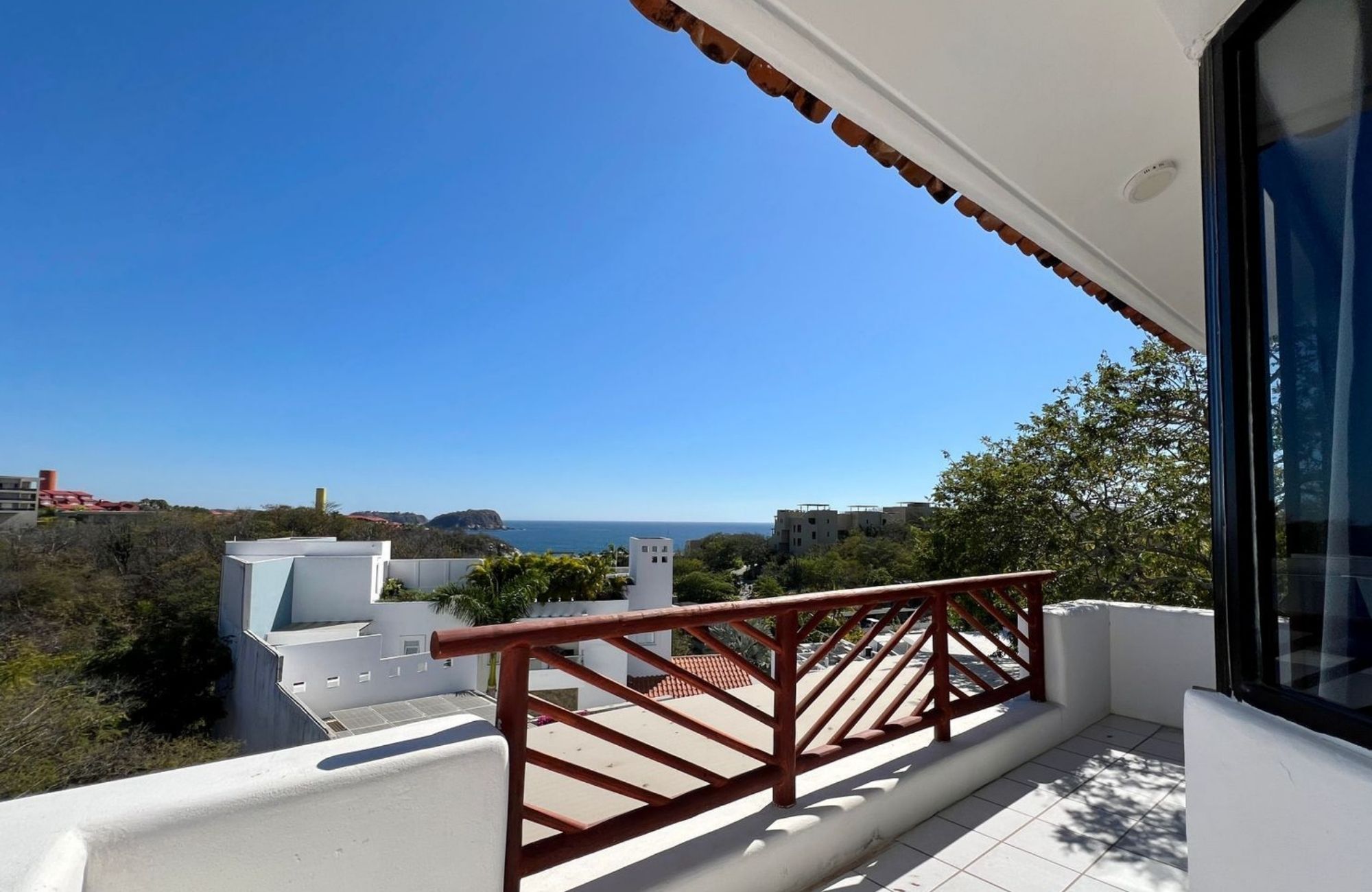 Casa con alberca, terraza, doble altura, sala de tv, en venta Sector O, Huatulco
