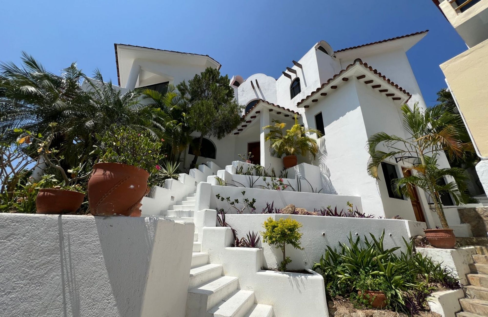 Casa con alberca, terraza, doble altura, sala de tv, en venta Sector O, Huatulco