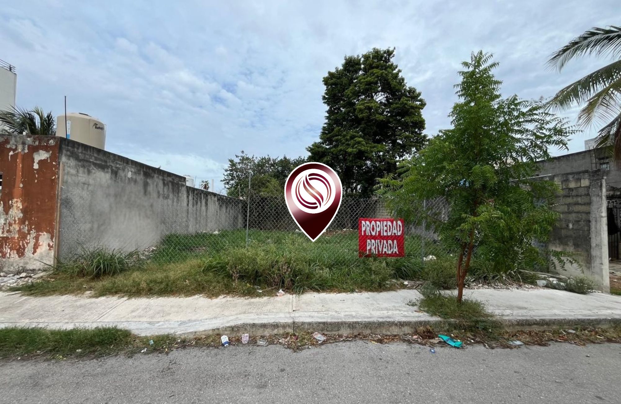 Land in a private residential community with a clubhouse, sports courts, swimming pool, and dog areas for sale in Playa del Carmen.