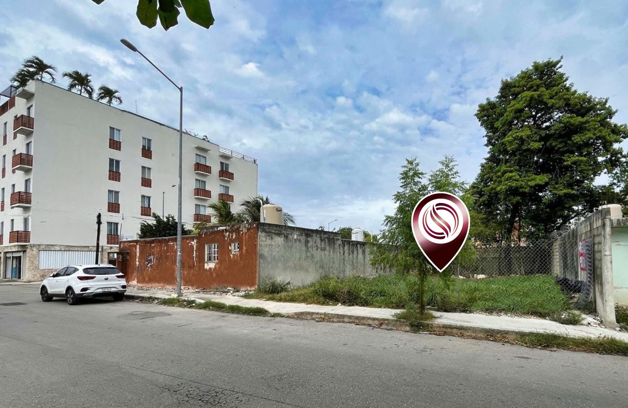Land in a private residential community with a clubhouse, sports courts, swimming pool, and dog areas for sale in Playa del Carmen.