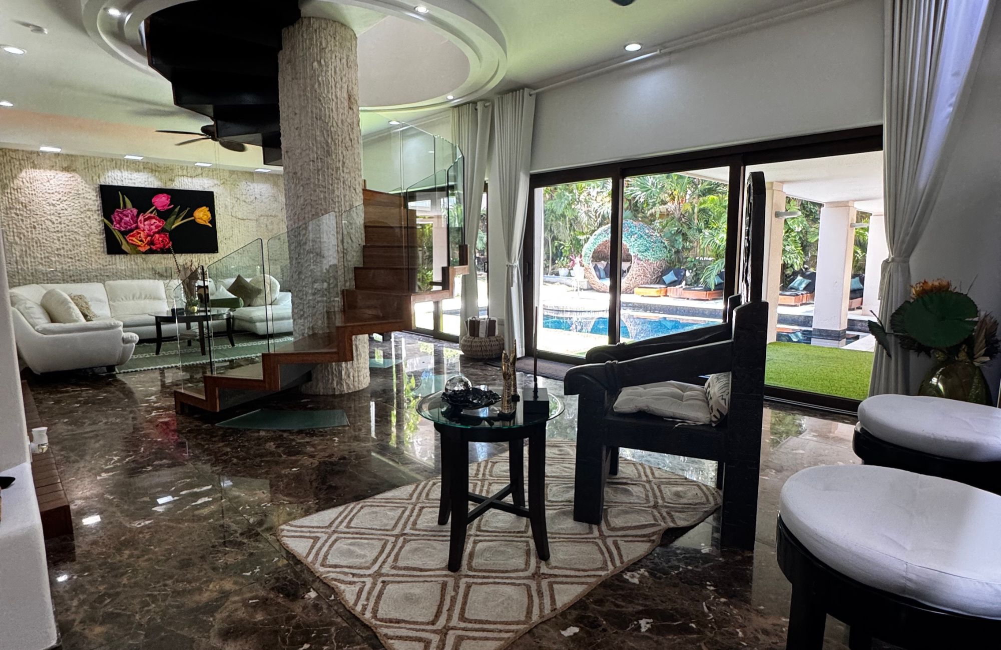 Luxury residence steps from the beach with golf course access, for sale