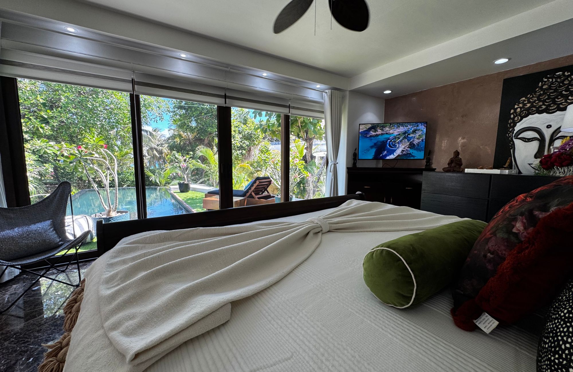 Luxury residence steps from the beach with golf course access, for sale
