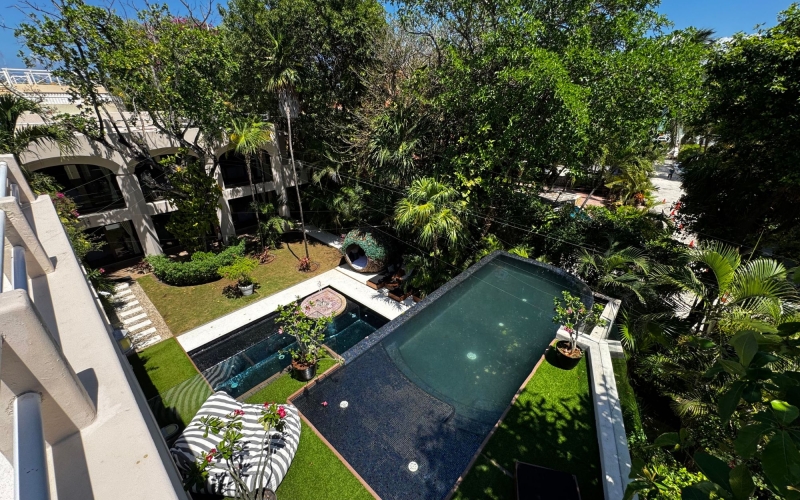 Luxury residence steps from the beach with golf course access, for sale